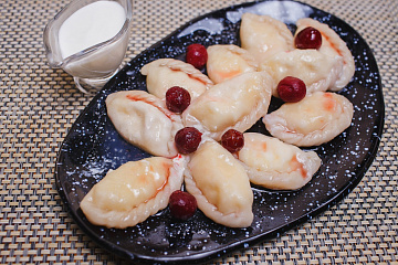 Фото Dumplings with cherries