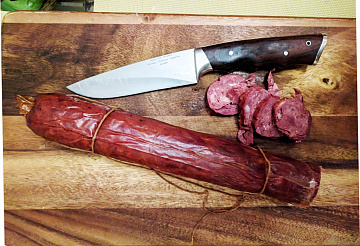 Фото Raw smoked sausage from European Red Deer
