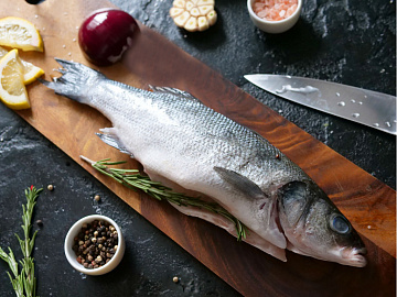 Фото Fresh-frozen gutted seabass without scales