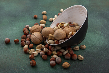Фото Mix of walnuts and hazelnuts